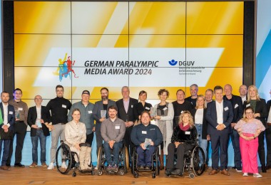 Abschlussfoto der GPMA-Preisverleihung mit allen Nominierten, Preisträgerinnen und Preisträgern, Laudatorinnen und Laudatoren und Moderatorin Ninia LaGrande. © DGUV / Wolfgang Bellwinkel Abschlussfoto der GPMA-Preisverleihung mit allen Nominierten, Preisträgerinnen und Preisträgern, Laudatorinnen und Laudatoren und Moderatorin Ninia LaGrande. © DGUV / Wolfgang Bellwinkel