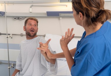 Ein Patient greift im Krankenhaus eine Pflegerin an. Ein Patient greift im Krankenhaus eine Pflegerin an.
