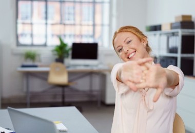 Glückliche Frau im Büro. contrastwerkstatt - stock.adobe.com Glückliche Frau im Büro. contrastwerkstatt - stock.adobe.com