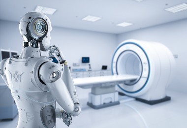 Ein menschenähnlicher Roboter steht in einem modernen medizinischen Untersuchungsraum vor einem MRT-Scanner. Der Roboter ist mit silbernen und metallischen Elementen versehen und scheint nachdenklich, indem er seine rechte Hand an sein Kinn legt. Der Raum ist hell beleuchtet, minimalistisch gestaltet und mit medizinischen Geräten ausgestattet. Die Szene deutet auf eine futuristische Umgebung hin, in der Künstliche Intelligenz und Robotik in der Medizin verwendet werden könnten. Ein menschenähnlicher Roboter steht in einem modernen medizinischen Untersuchungsraum vor einem MRT-Scanner. Der Roboter ist mit silbernen und metallischen Elementen versehen und scheint nachdenklich, indem er seine rechte Hand an sein Kinn legt. Der Raum ist hell beleuchtet, minimalistisch gestaltet und mit medizinischen Geräten ausgestattet. Die Szene deutet auf eine futuristische Umgebung hin, in der Künstliche Intelligenz und Robotik in der Medizin verwendet werden könnten.