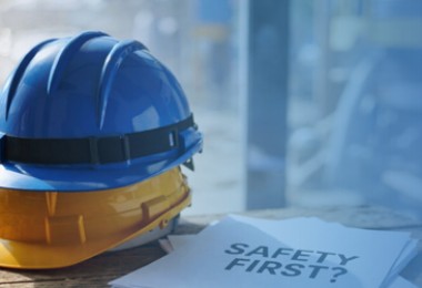 zwei Helme liegen neben einem Block mit der Aufschrift 